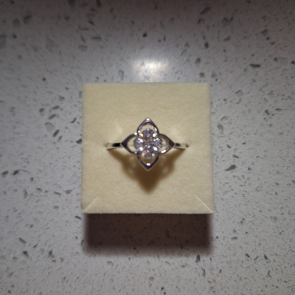 NWT 1.2CT MOISSANITE FLOWER RING SIZE 9